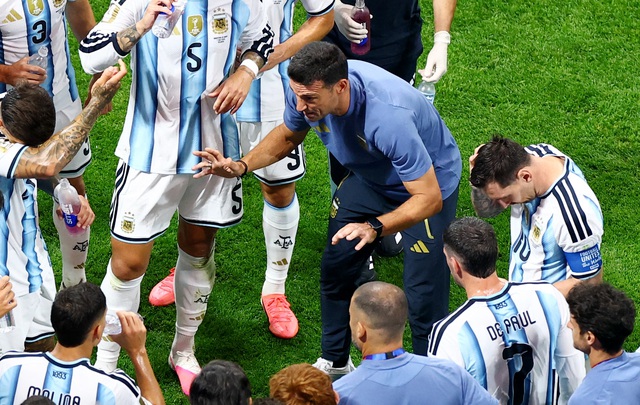 HLV Scaloni khóc nức nở, bỏ dở phỏng vấn: 'Tôi xin lỗi vì xúc động quá, Argentina quá phi thường’- Ảnh 2.
