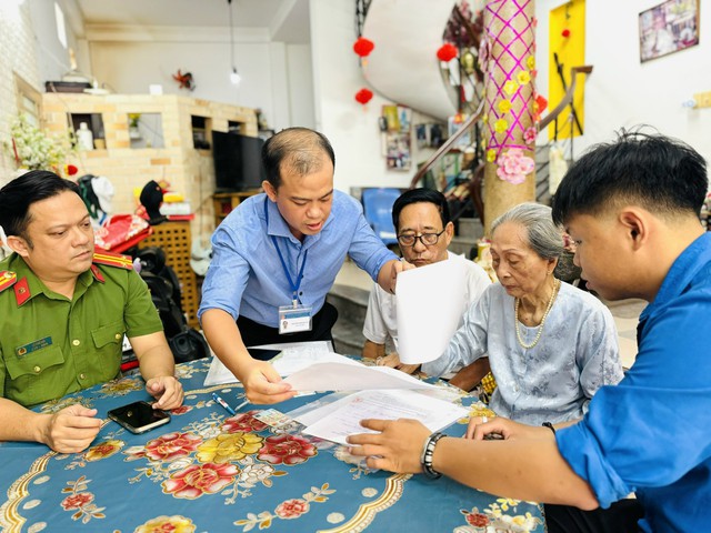 Người dân hài lòng với "đội xung kích" chứng thực chữ ký tại nhà tại TP.HCM - Ảnh 3.