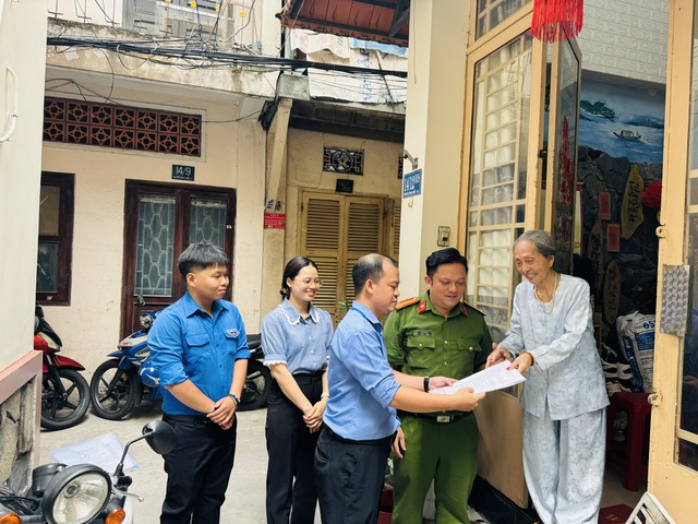 Người dân hài lòng với "đội xung kích" chứng thực chữ ký tại nhà tại TP.HCM - Ảnh 1.