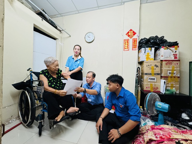 Người dân hài lòng với "đội xung kích" chứng thực chữ ký tại nhà tại TP.HCM - Ảnh 4.