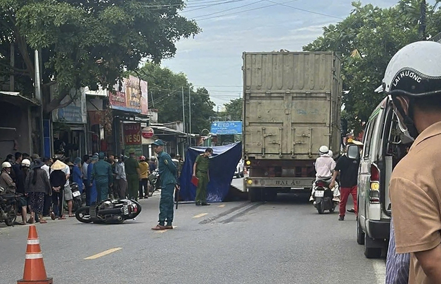 Va chạm giữa 2 xe máy và xe đầu kéo, người phụ nữ tử vong tại chỗ- Ảnh 1.