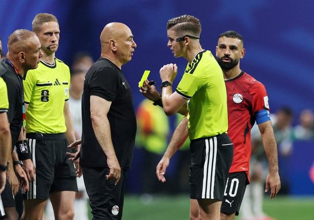 VAR tua ngược qu&aacute; xa để hủy b&agrave;n thắng của Ai Cập, Argentina hưởng lợi: C&ocirc;ng nghệ được ph&eacute;p can thiệp đến đ&acirc;u?- Ảnh 1.