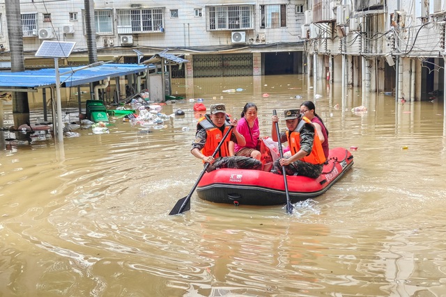 Hàng chục người chết và mất tích do lũ lụt, vỡ đập, lở đất tại Trung Quốc - Ảnh 6.