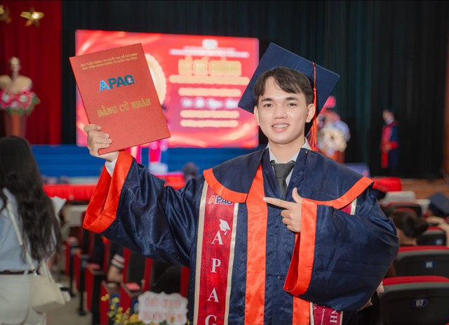 ‘4 năm, 3 trường’, đạt sinh viên giỏi toàn khóa và lời hứa xúc động với mẹ - Ảnh 3.