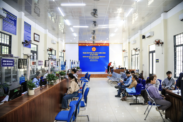Viên chức quản lý phải tự nguyện từ chức nếu vợ chồng, con cái vi phạm pháp luật- Ảnh 1.