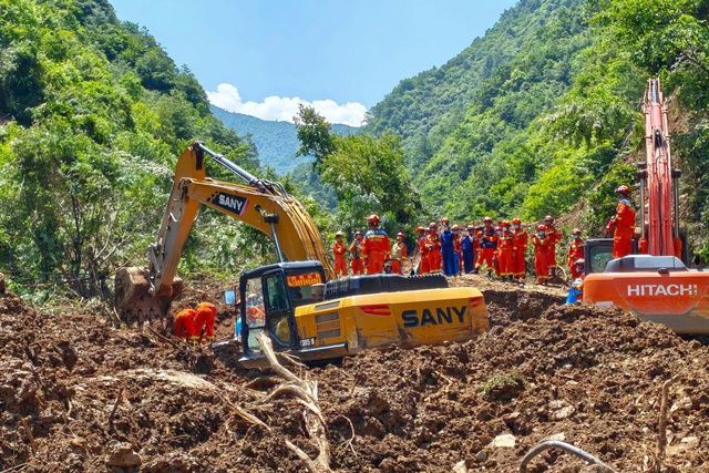 Hàng chục người chết và mất tích do lũ lụt, vỡ đập, lở đất tại Trung Quốc - Ảnh 7.