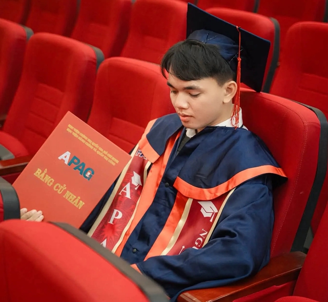 ‘4 năm, 3 trường’, đạt sinh viên giỏi toàn khóa và lời hứa xúc động với mẹ - Ảnh 2.