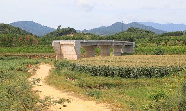 Cây cầu 'cô đơn' vì chưa có đường dẫn- Ảnh 1.