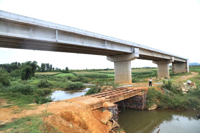 Cây cầu 'cô đơn' vì chưa có đường dẫn- Ảnh 2.