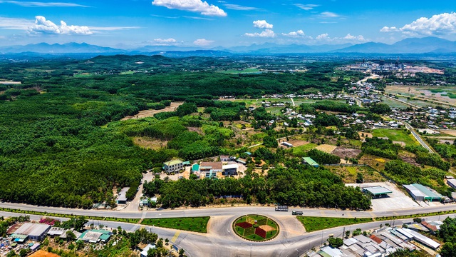Nguy&ecirc;n trưởng ph&ograve;ng thuộc Ban Quản l&yacute; Khu kinh tế Dung Quất bị khai trừ Đảng- Ảnh 1.