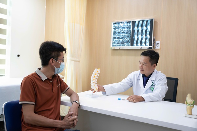 Người lớn tuổi đau khớp gối có nên đi bộ, leo cầu thang? Bác sĩ giải đáp - Ảnh 2.