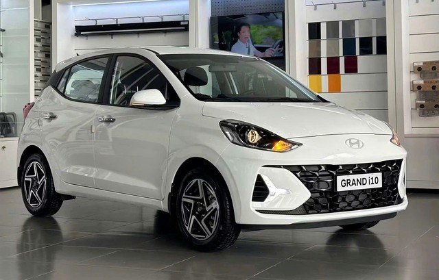 Xe hạng A Hyundai Grand i10 cũng đua giảm gi&aacute;, bản thấp về s&aacute;t 300 triệu đồng - Ảnh 2.