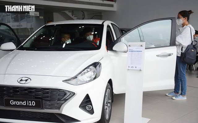 Xe hạng A Hyundai Grand i10 cũng đua giảm gi&aacute;, bản thấp về s&aacute;t 300 triệu đồng - Ảnh 1.