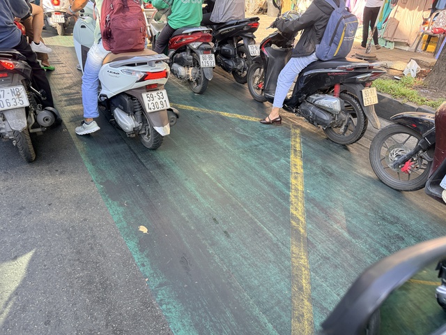Mảng sơn xanh ở trạm xe buýt TP.HCM đổi màu sáng hơn: Có gì khác trước? - Ảnh 2.