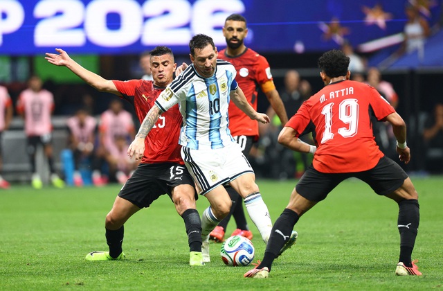 Cựu danh thủ Thierry Henry: &lsquo;Đừng đ&aacute;nh thức con qu&aacute;i vật trong người Messi, khủng khiếp lắm&rsquo;- Ảnh 3.
