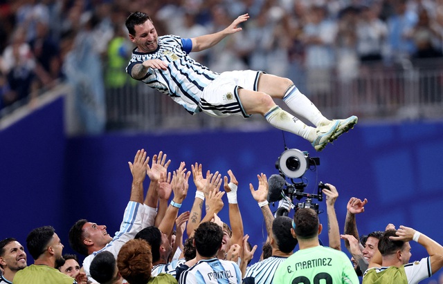 Ibrahimovic choáng váng vì Messi thoát hiểm ngoạn mục, không tin Argentina vượt số phận thắng ngược Ai Cập- Ảnh 2.