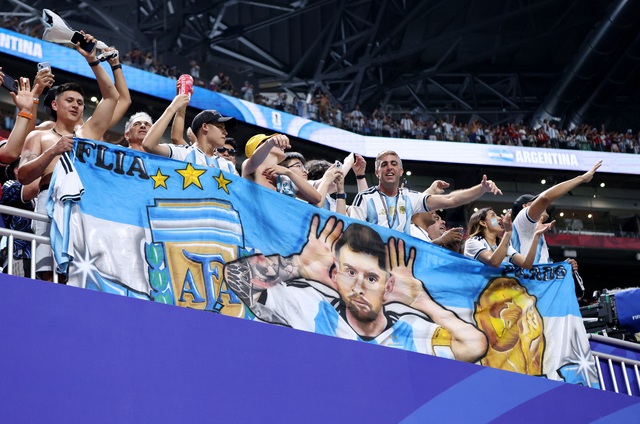 Ibrahimovic choáng váng vì Messi thoát hiểm ngoạn mục, không tin Argentina vượt số phận thắng ngược Ai Cập- Ảnh 1.