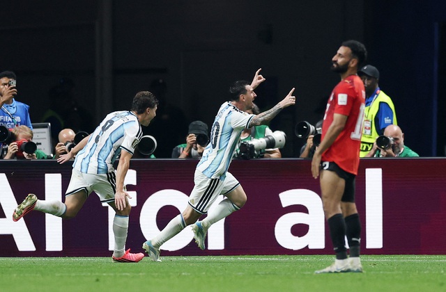 Cựu danh thủ Thierry Henry: &lsquo;Đừng đ&aacute;nh thức con qu&aacute;i vật trong người Messi, khủng khiếp lắm&rsquo;- Ảnh 1.