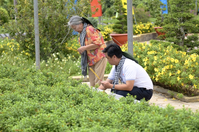 Thanh Hằng, Hữu Quốc, Bình Tinh về nguồn, nghẹn lòng trước những mất mát chiến tranh- Ảnh 6.