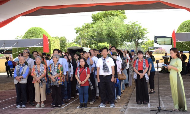Thanh Hằng, Hữu Quốc, Bình Tinh về nguồn, nghẹn lòng trước những mất mát chiến tranh- Ảnh 4.