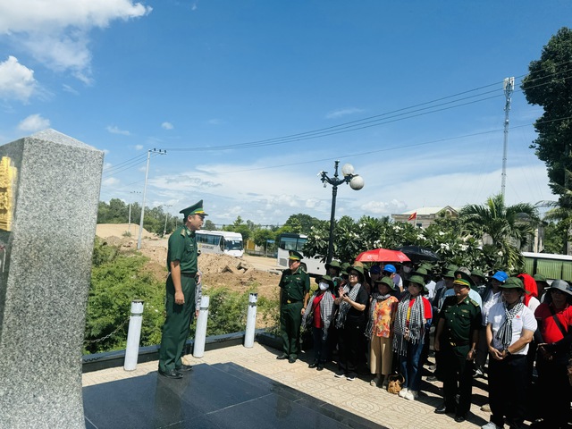 Thanh Hằng, Hữu Quốc, Bình Tinh về nguồn, nghẹn lòng trước những mất mát chiến tranh- Ảnh 7.