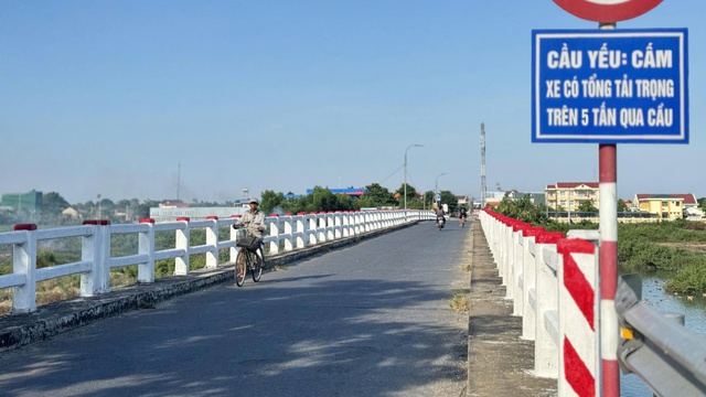 Những cây cầu 'oằn mình' gánh xe cộ, chờ ngày được thay thế - Ảnh 3.
