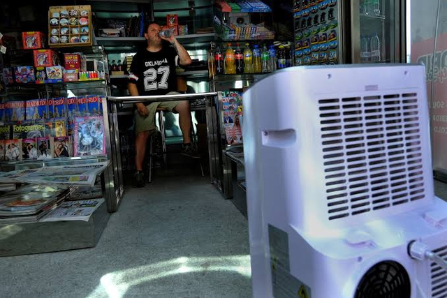 Muốn phòng mát hơn, nên mua điều hòa di động hay máy hút ẩm? - Ảnh 1.