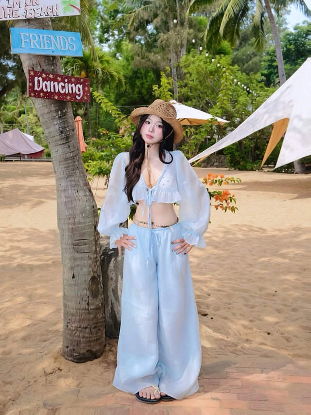 Xu hướng phối đồ sắc xanh đi biển đầy nổi bật- Ảnh 2.
