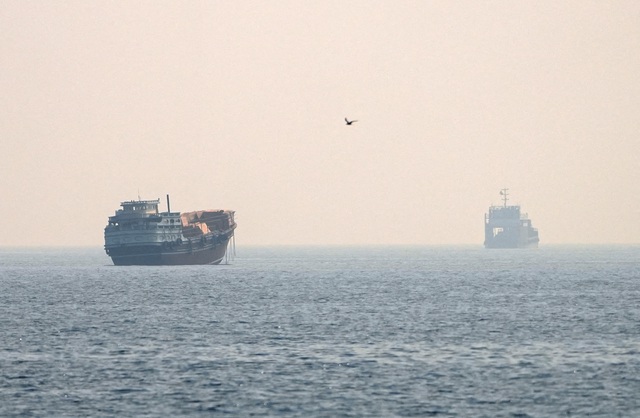 Iran tấn công 4 căn cứ Mỹ, ra tuyên bố mới về eo biển Hormuz - Ảnh 1.