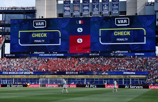 FIFA tức tốc điều chỉnh VAR sau hàng loạt tranh cãi, ứng dụng luôn trận Pháp thắng Ma Rốc- Ảnh 1.