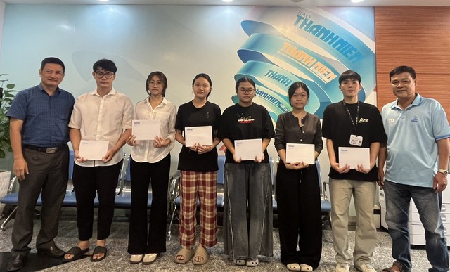 Gặp gỡ, trao học bổng động vi&ecirc;n c&aacute;c sinh vi&ecirc;n hiếu học- Ảnh 1.