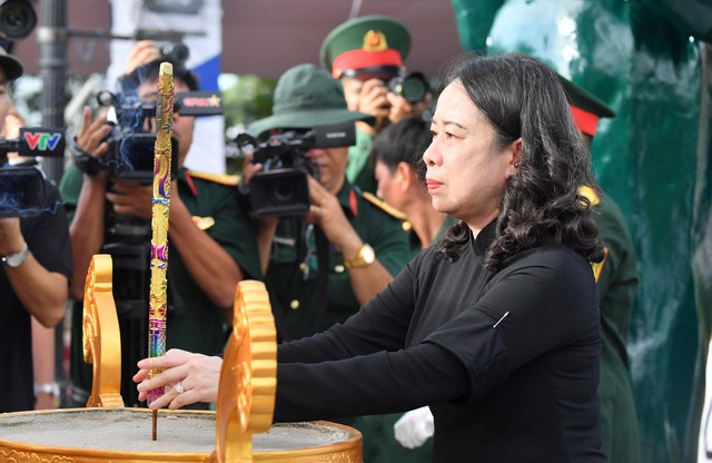 Phó Chủ tịch nước Võ Thị Ánh Xuân dự lễ an táng hài cốt liệt sĩ AnGiang - Ảnh 2.