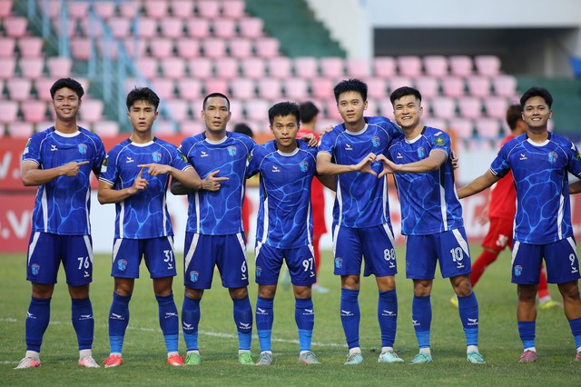 Khủng hoảng tài chính lại phủ bóng đen lên bóng đá Quảng Ninh
- Ảnh 2.