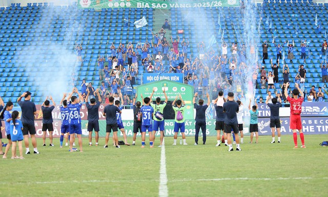 Khủng hoảng tài chính lại phủ bóng đen lên bóng đá Quảng Ninh
- Ảnh 3.