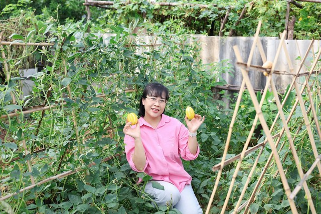 Người phụ nữ 'biến' mảnh đất trống dưới ch&acirc;n chung cư th&agrave;nh vườn rau xanh mướt  - Ảnh 1.