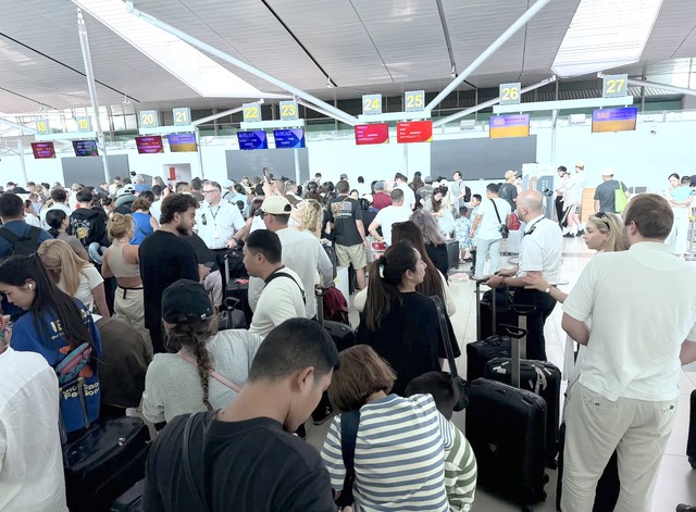 Giá vé máy bay bất ngờ giảm giữa cao điểm hè - Ảnh 1.