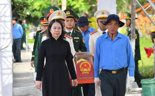 Phó Chủ tịch nước Võ Thị Ánh Xuân dự lễ an táng hài cốt liệt sĩ AnGiang - Ảnh 4.