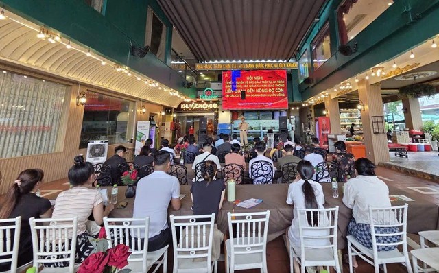 CSGT TP.HCM gặp chủ quán nhậu, cùng nhắc khách không lái xe sau khi uống rượu bia - Ảnh 1.
