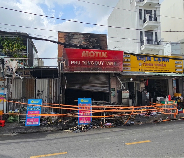 TP.HCM: Điều tra vụ ch&aacute;y tiệm phụ t&ugrave;ng xe m&aacute;y, l&agrave;m r&otilde; th&ocirc;ng tin nghi ph&oacute;ng hỏa- Ảnh 2.