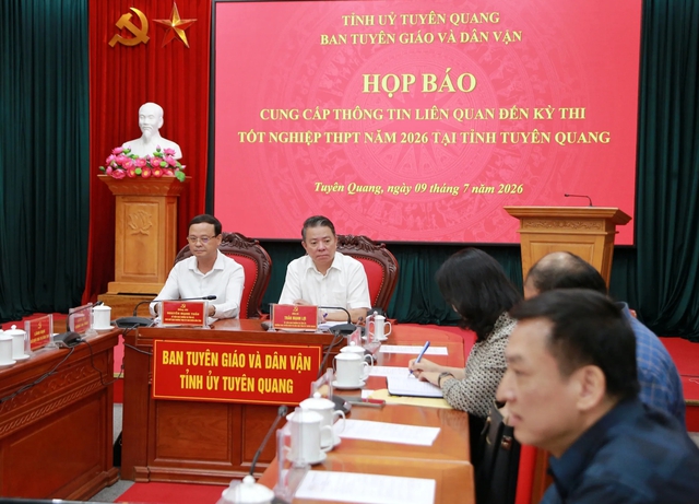 Tuyên Quang đang họp báo thông tin vụ 'mưa điểm 10' kỳ thi THPT 2026 - Ảnh 1.
