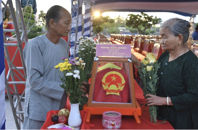 Phó Chủ tịch nước Võ Thị Ánh Xuân dự lễ an táng hài cốt liệt sĩ AnGiang - Ảnh 8.