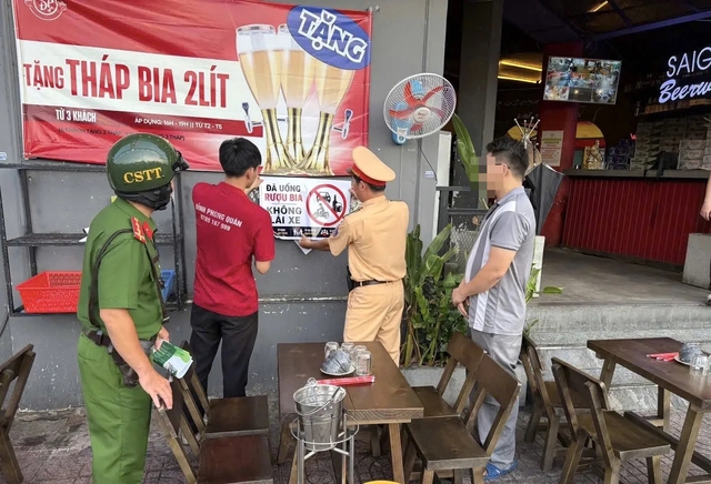 Đang ngồi quán nhậu, khách bất ngờ được CSGT đến tận bàn nhắc điều này - Ảnh 3.