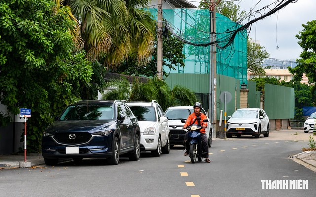 Chui vào đường nhỏ đậu xe nghỉ ngơi, nhiều tài xế có thể bị phạt - Ảnh 1.