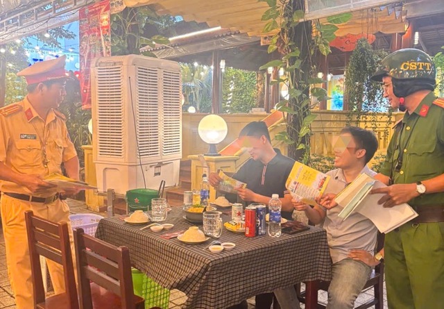 Đang ngồi quán nhậu, khách bất ngờ được CSGT đến tận bàn nhắc điều này - Ảnh 1.