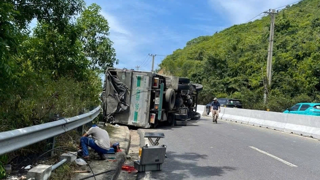 Lật xe tải, đường nối Nha Trang với sân bay Cam Ranh ùn tắc nghiêm trọng - Ảnh 1.