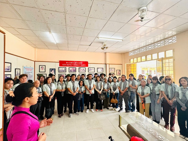 Thanh Hằng, Hữu Quốc, Bình Tinh về nguồn, nghẹn lòng trước những mất mát chiến tranh- Ảnh 1.
