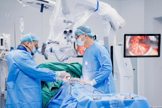Ứng dụng kính vi phẫu AI-ZEISS KINEVO 900S trong điều trị thoát vị đĩa đệm- Ảnh 1.