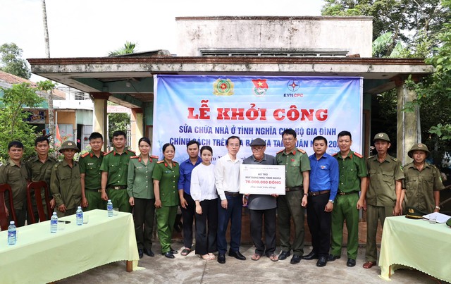 EVNCPC phối hợp sửa chữa nhà tình nghĩa cho gia đình thân nhân liệt sĩ- Ảnh 1.