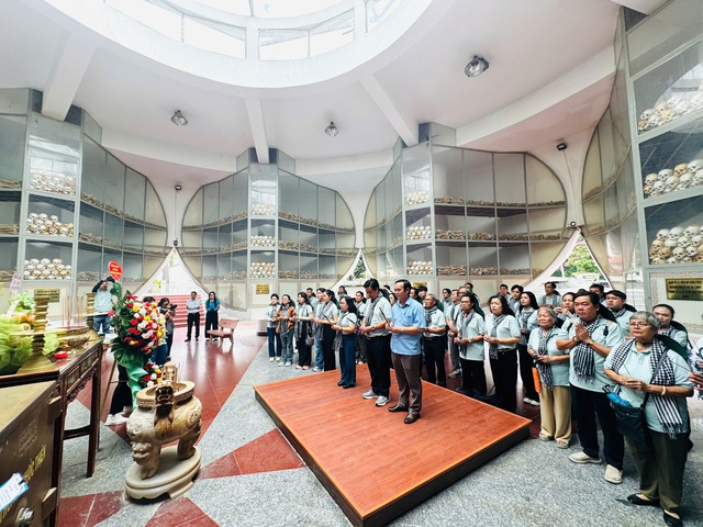 Thanh Hằng, Hữu Quốc, Bình Tinh về nguồn, nghẹn lòng trước những mất mát chiến tranh- Ảnh 3.