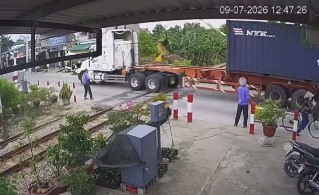Xe đầu kéo tông gãy chắn ngang đường sắt, tài xế bị giữ bằng lái- Ảnh 1.